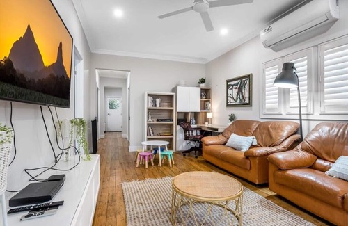 Newmarket House | Queenslander Family Gem with backyard & play area