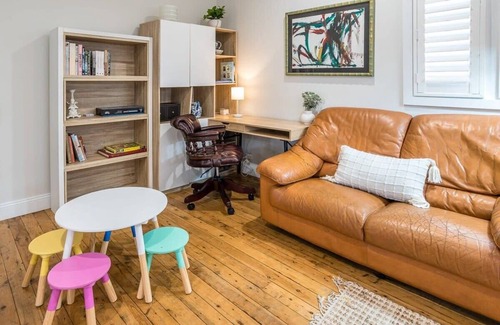 Newmarket House | Queenslander Family Gem with backyard & play area