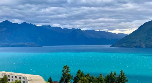Fernhill House | Queenstown Lake Panorama