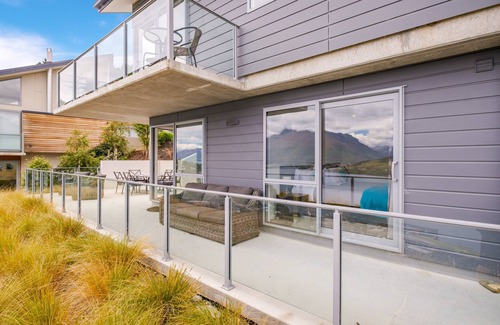 Frankton Cottage | Queenstown Lake Views - Downstairs Apartment