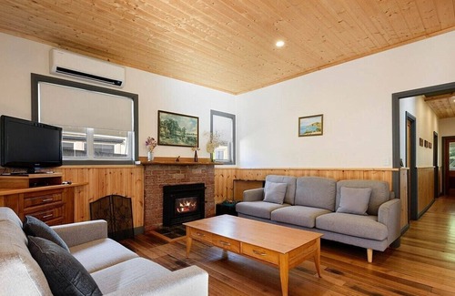 Queenstown Cottage | Quentin's Cottage - a cosy retreat by Mt Owen - close to town and trails!