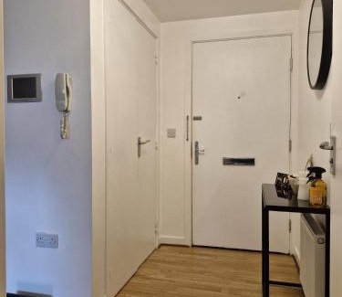 Dartford Apartment | Quibid Cozy Corner Escape QS018