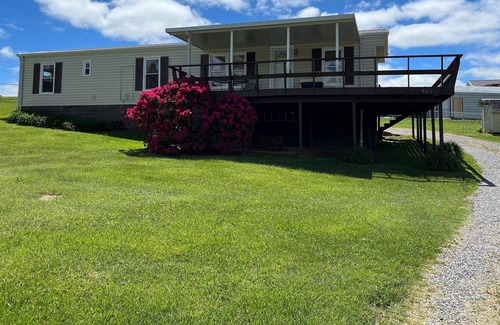 Bristol House | Quick Walk to Painter Creek Marina on SOHO- Sleeps 5!