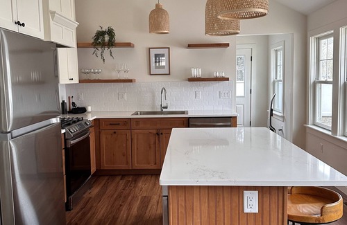 Wareham Cottage | Quick walk to private beach from this brand new 3-bedroom cottage