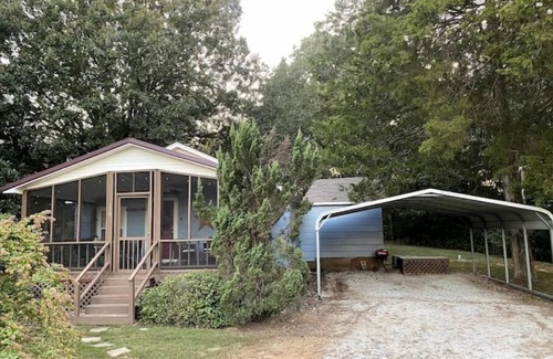 Oxford Cottage | Quiet 2 bedroom cottage close to M-Trade Park.