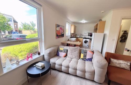 Muirhouse Apartment | Quiet 2 bedrooms and 2 bathrooms with free parking