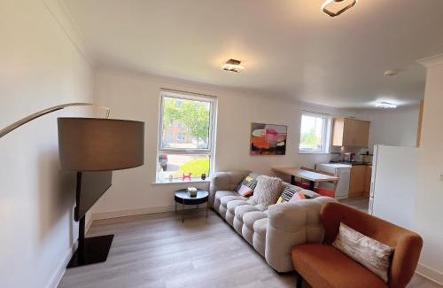 Muirhouse Apartment | Quiet 2 bedrooms and 2 bathrooms with free parking