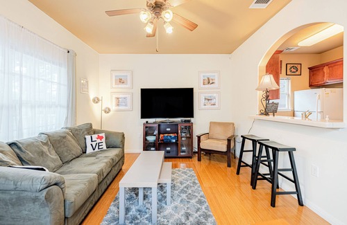 Central East Austin House | Quiet 2 Story Walkable to East Side Eateries