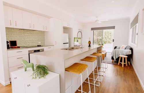 Verrierdale House | Quiet 2BR Hideaway, Free Parking, BBQ, Peace & Quiet