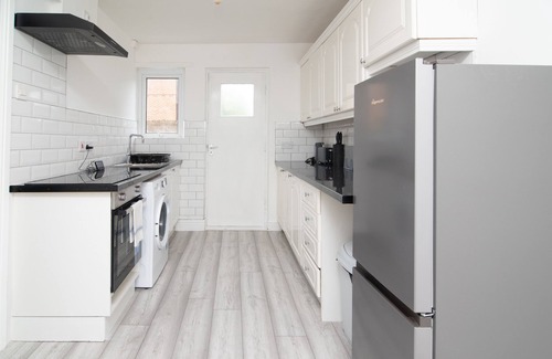 Kirkby House | Quiet 3 bed house, pet friendly
