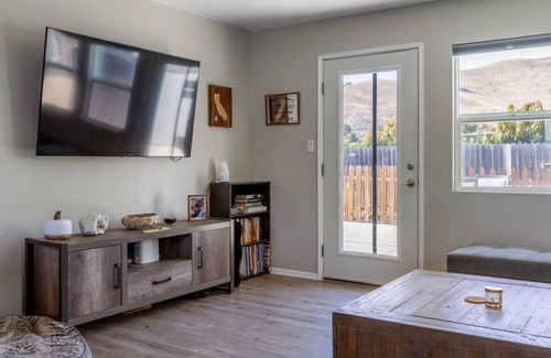 Ventura House | Quiet 3 bedroom 2 bath located 8 min from beach