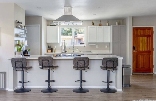 Ventura House | Quiet 3 bedroom 2 bath located 8 min from beach