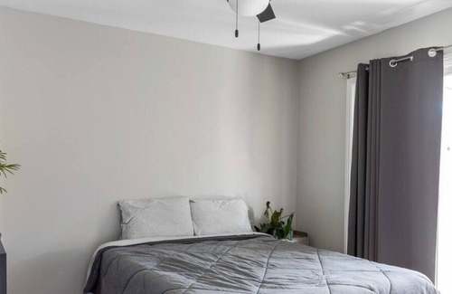 Ventura House | Quiet 3 bedroom 2 bath located 8 min from beach