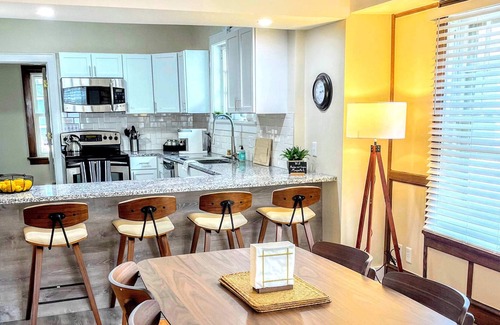 Shorewood Apartment | Quiet "3" Bedroom Home I Shorewood