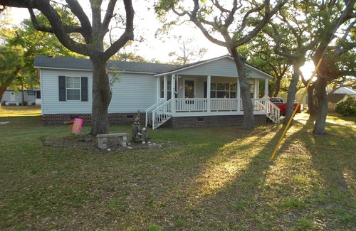 Harkers Island House | Quiet 3 bedroom, 2 Bath Home located within 1/2 mile of ferry to Cape Lookout