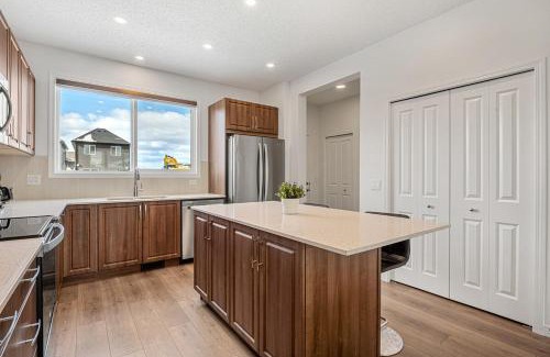 Calgary House | Quiet 3BR And 2 Bath Home In Calgary Near Airport