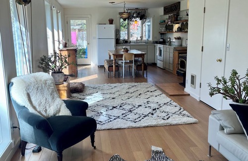 Hailey House | Quiet and Charming Old Hailey 2 br/1.5 ba Artist's Bungalow with Lovely Garden