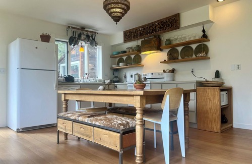 Hailey House | Quiet and Charming Old Hailey 2 br/1.5 ba Artist's Bungalow with Lovely Garden