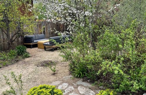 Hailey House | Quiet and Charming Old Hailey 2 br/1.5 ba Artist's Bungalow with Lovely Garden