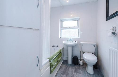 Latchford Apartment | Quiet and Comfortable Home