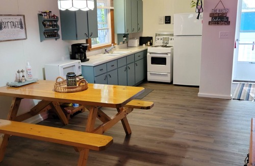 Armour Cottage | Quiet and Cozy Lakefront Cottage