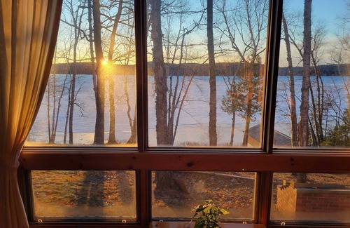 Armour Cottage | Quiet and Cozy Lakefront Cottage
