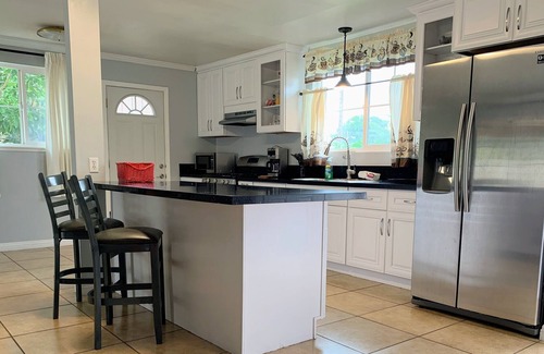 Bassett House | Quiet and Cozy LA Suburb Cul-De-Sac 4b/2ba