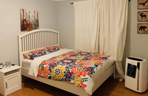 Bassett House | Quiet and Cozy LA Suburb Cul-De-Sac 4b/2ba