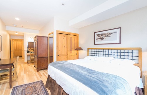 Mountain Village Hotel | Quiet and Pet-Friendly Lock-Off Room at the Bear Creek Lodge