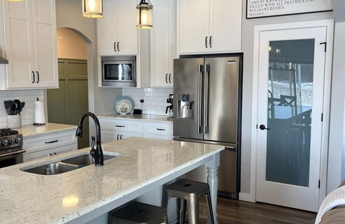 Omro House | Quiet and Relaxing EAA Home for Rent. 11.5 Miles from Airport.
