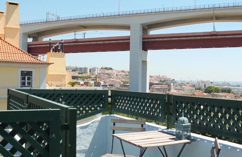 Santo Amaro Apartment | Quiet and Sunny central Lisbon apartment