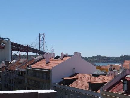 Santo Amaro Apartment | Quiet and Sunny central Lisbon apartment