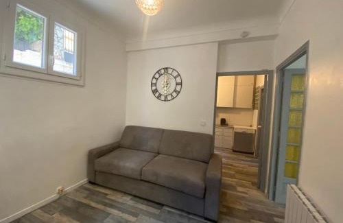 Cimiez Apartment | Quiet apartment, AC with free street parking and little garden