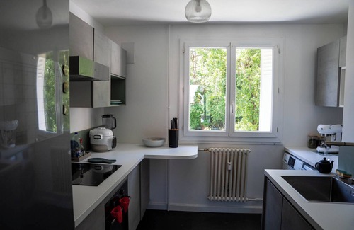 Gorge de Loup Apartment | Quiet apartment with parking - 5 minutes by metro from Vieux Lyon