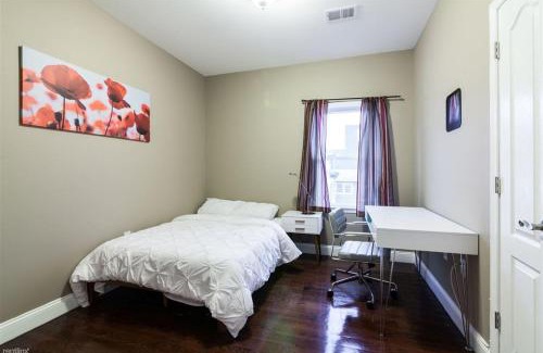 The Heights Bed & Breakfast | Quiet apt only 15 mins from Midtown NYC