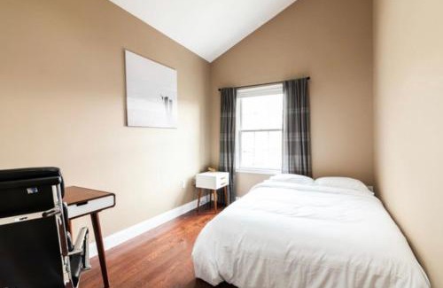 The Heights Bed & Breakfast | Quiet apt only 15 mins from Midtown NYC
