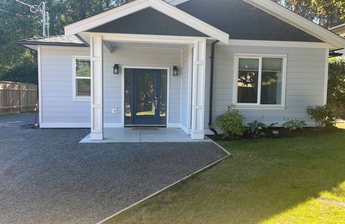 Saanich East Cottage | Quiet area- steps to UVIC, Cadboro Bay Village & Beaches, close to downtown.