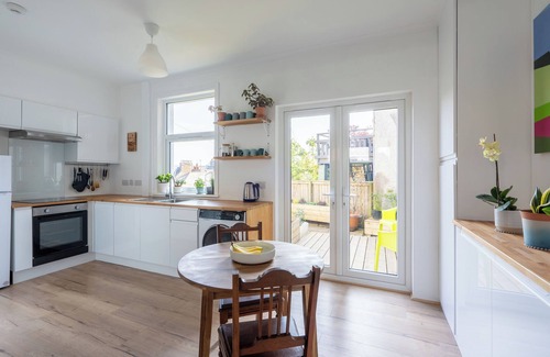 Gifford House | Quiet area with free on street parking and easy access to Edinburgh City Centre
