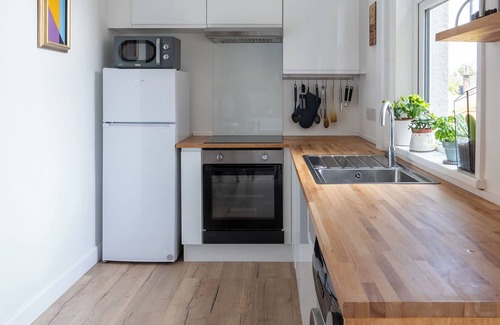 Gifford House | Quiet area with free on street parking and easy access to Edinburgh City Centre