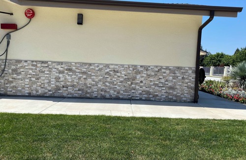 Thousand Oaks House | Quiet bedroom in house with couch and desk Thousand Oaks