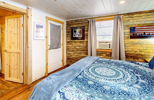 Lakemont Cabin | Quiet cabin near Lake Rabun with vaulted ceilings, firepit, and washer/dryer
