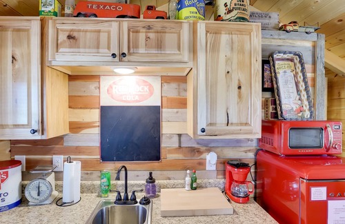 Caledonia Cabin | Quiet Caledonia Cabin: 18 Mi to Council Bluff Lake
