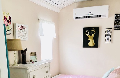 June Park Cottage | Quiet Centrally Located Tiny House