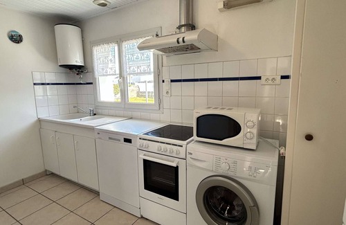 L'Epine House | Quiet Coastal House: 2 Beds, Garden, Near Beach, Sleeps 5