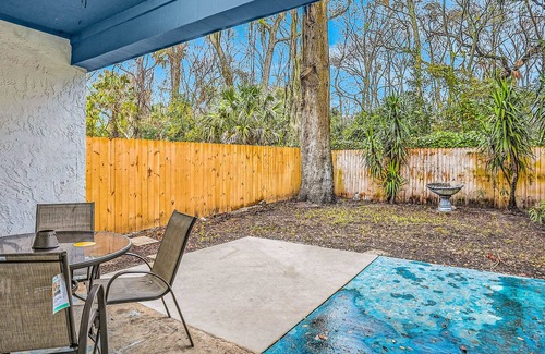 Atlantic Beach House | Quiet coastal townhome with fenced yard, firepit, AC, & W/D - dog-friendly