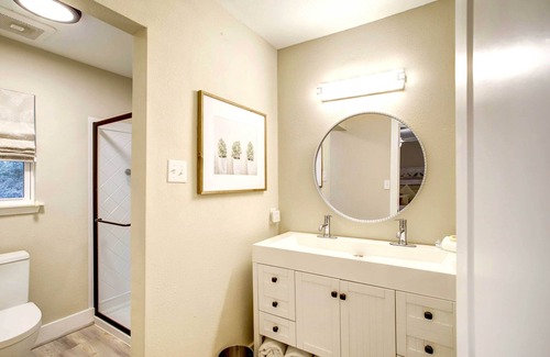 Panorama Village House | Quiet Conroe Getaway w/ Patio, Golf Views!