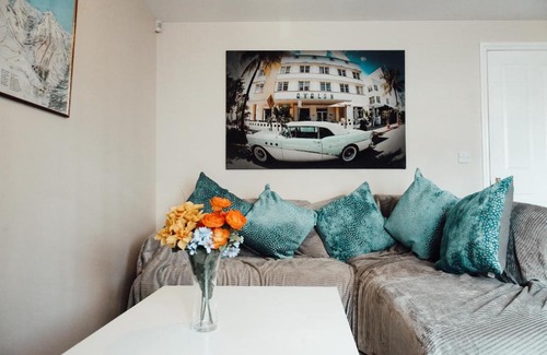 Leeds Apartment | Quiet, cosy apartment 7 mins from Leeds with Free Wifi, Netflix and parking