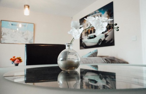 Leeds Apartment | Quiet, cosy apartment 7 mins from Leeds with Free Wifi, Netflix and parking
