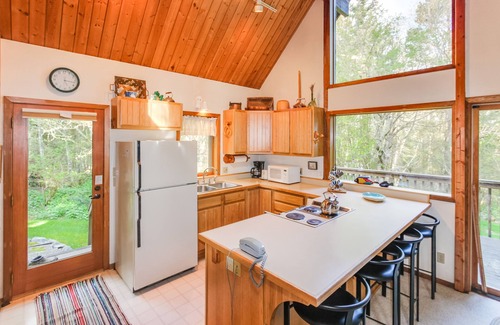 Lopez Island Cottage | Quiet Cottage with Free WiFi and Cable - Short Walk to Spencer Spit State Park