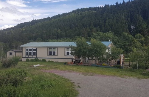 East Glacier Park House | Quiet Countryside.but just a few minutes from town!
